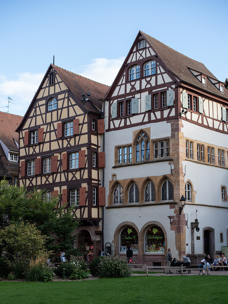 Historische Gebäude am Park in Colmar