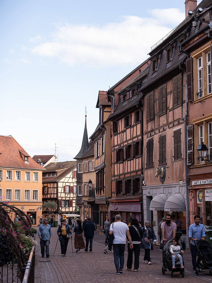 Spaziergänger in der Altstadt von Colmar