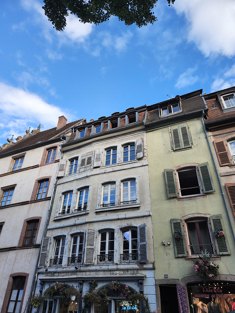 Historische Häuser mit Fensterläden in Colmar