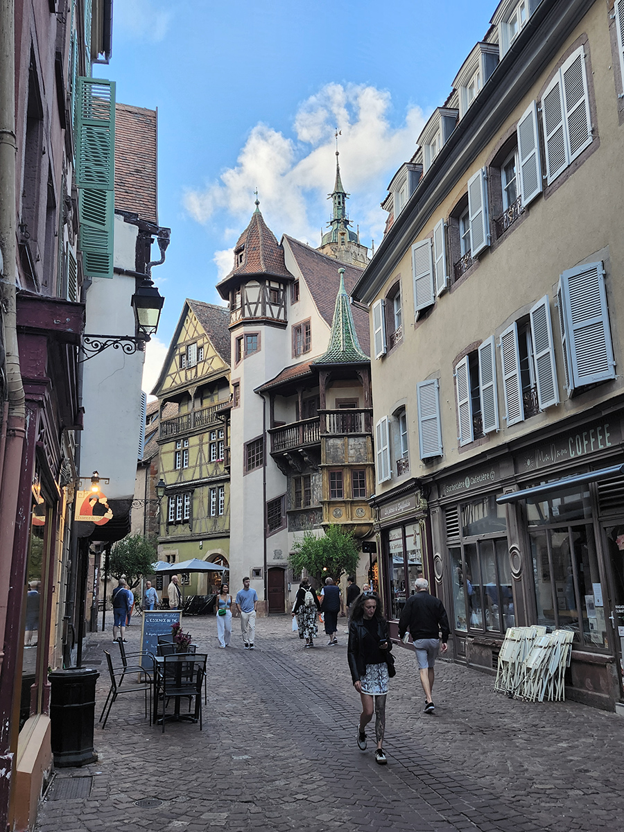 Menschen beim Stadtbummel durch Colmar