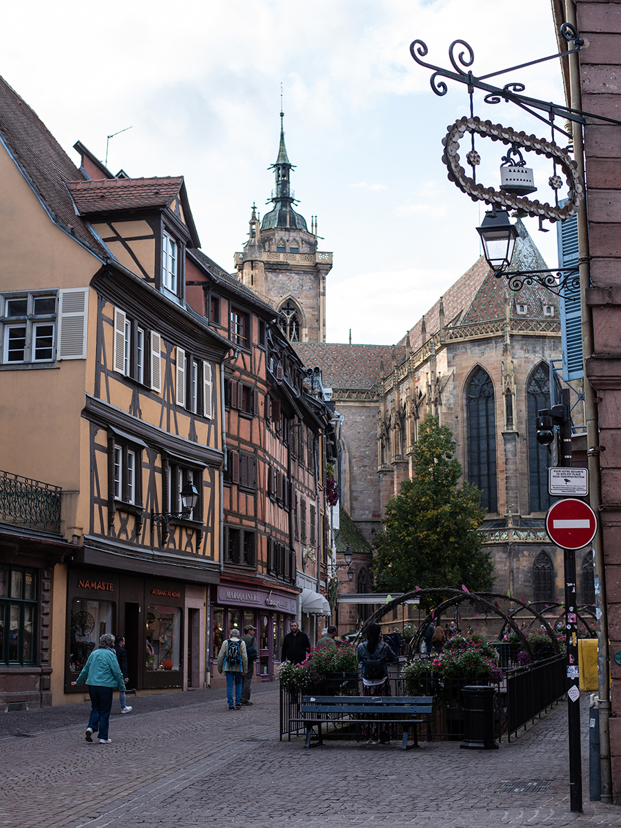 Enge Gasse mit Fachwerkhäusern und Café in Colmar
