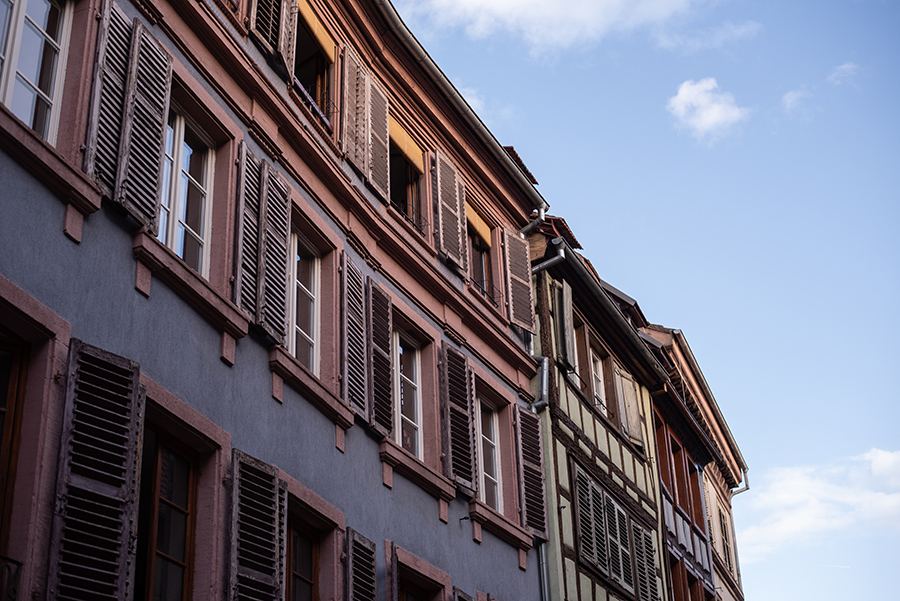 Häuserfronten mit Fensterläden in Colmar