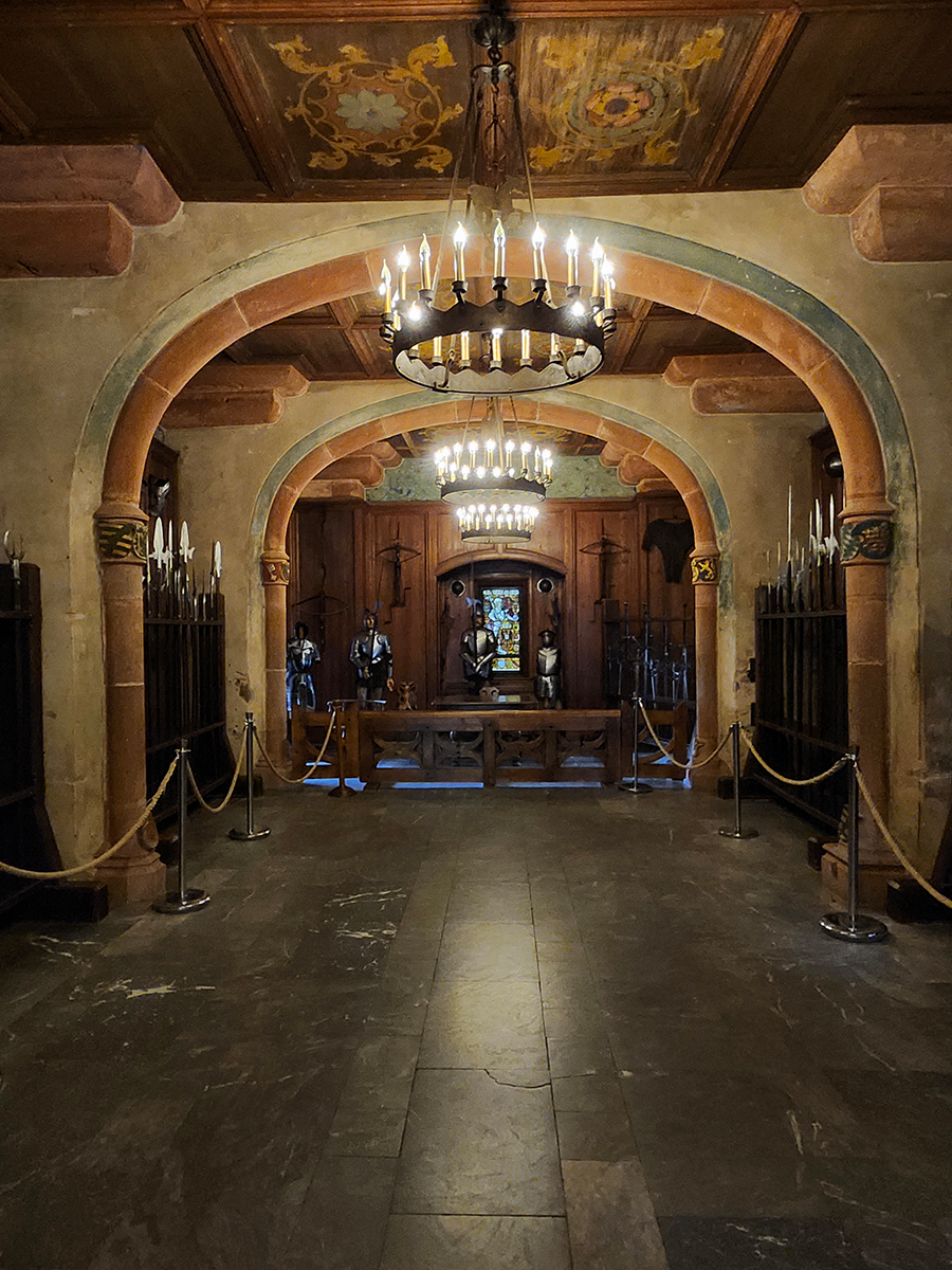 Historischer Saal in der Hohkönigsburg mit Rüstungen und Kronleuchtern