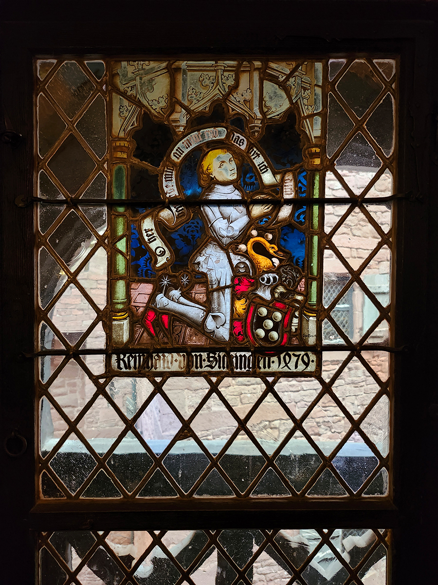 Buntes Glasfenster in der Hohkönigsburg mit Darstellung eines Ritters