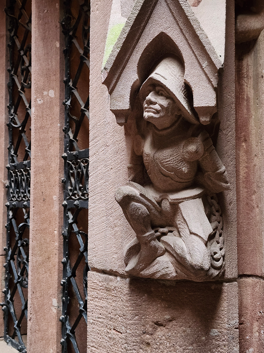 Detailaufnahme einer steinernen Ritterfigur in der Hohkönigsburg