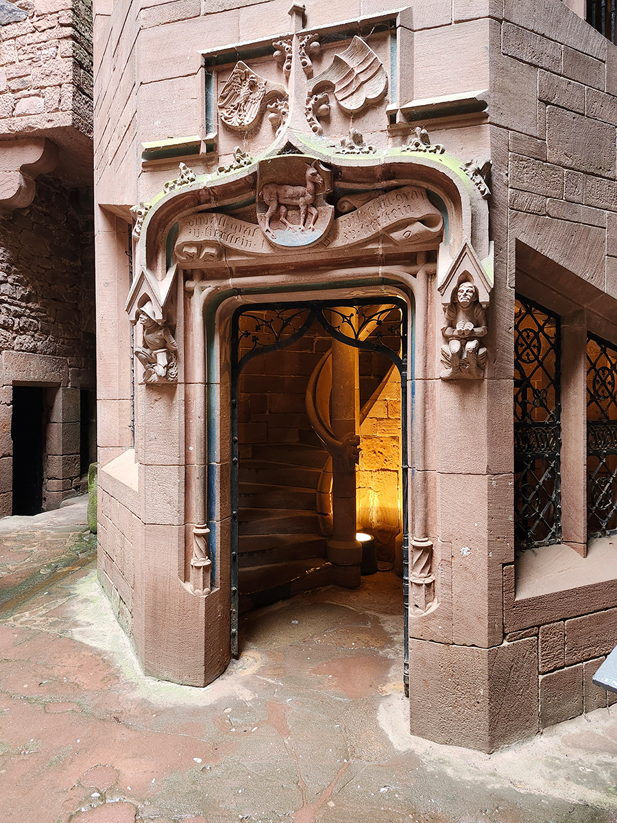 Verzierte Eingangstür mit Wappen und Reliefs in der Hohkönigsburg