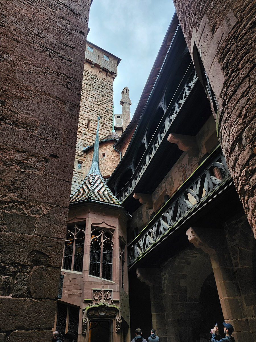 Blick in den Innenhof der Hohkönigsburg mit Türmen und Fachwerkgalerie