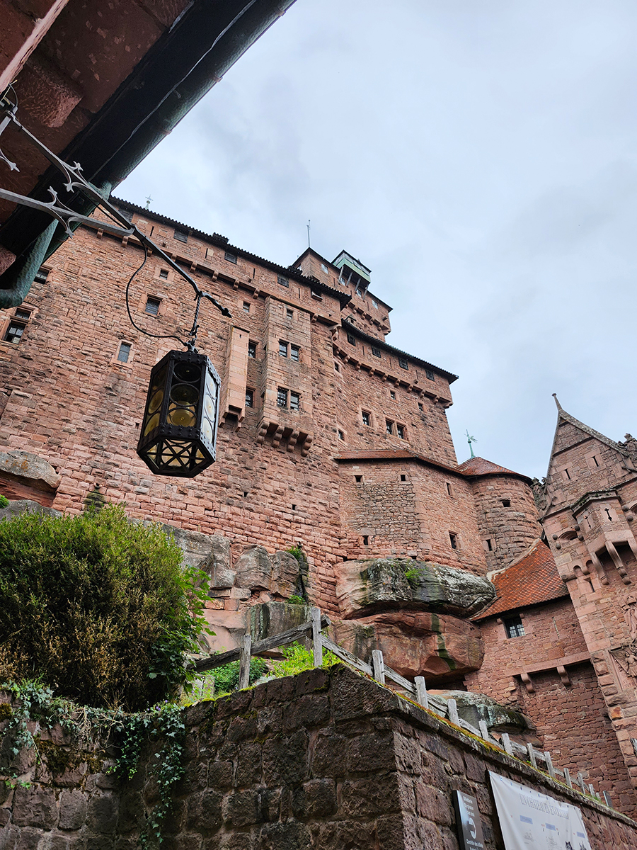 Blick in den Innenhof der Hohkönigsburg mit Türmen und Fachwerkgalerie