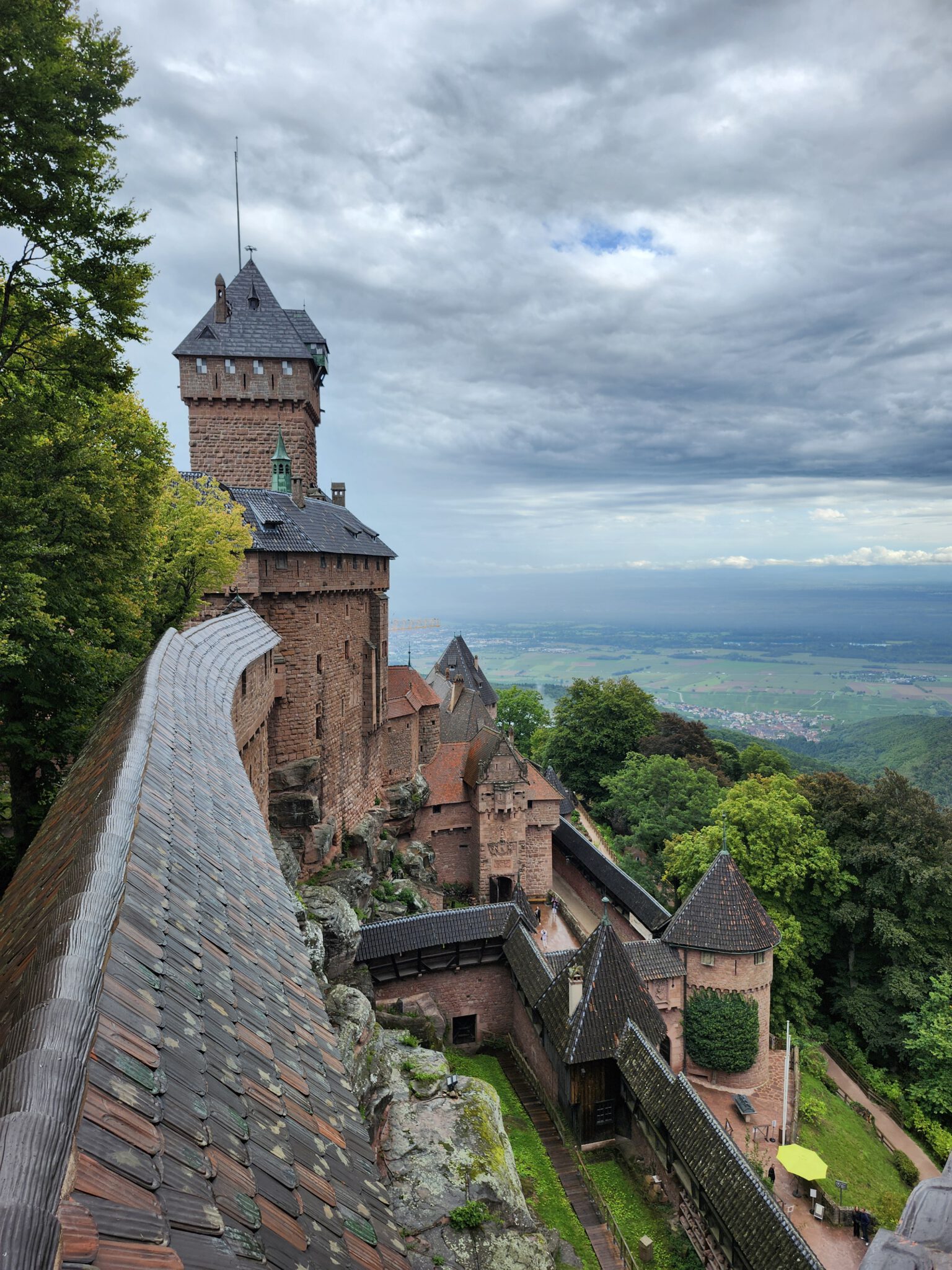 Blick auf die Hohkönigsburg im Elsass mit ihren Mauern und Türmen sowie weitem Talpanorama
