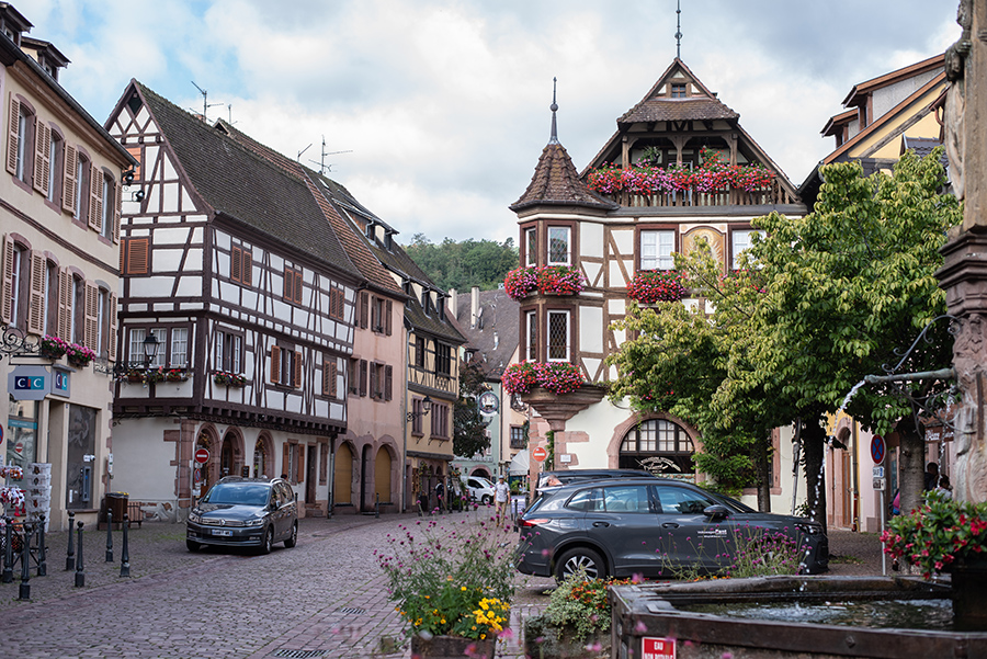 Blick auf die Altstadt von Kaysersberg mit Fachwerkhäusern und Blumen geschmückten Fassaden