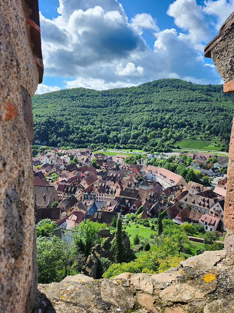 Blick von der Burgruine auf Kaysersberg mit den Vogesen im Hintergrund