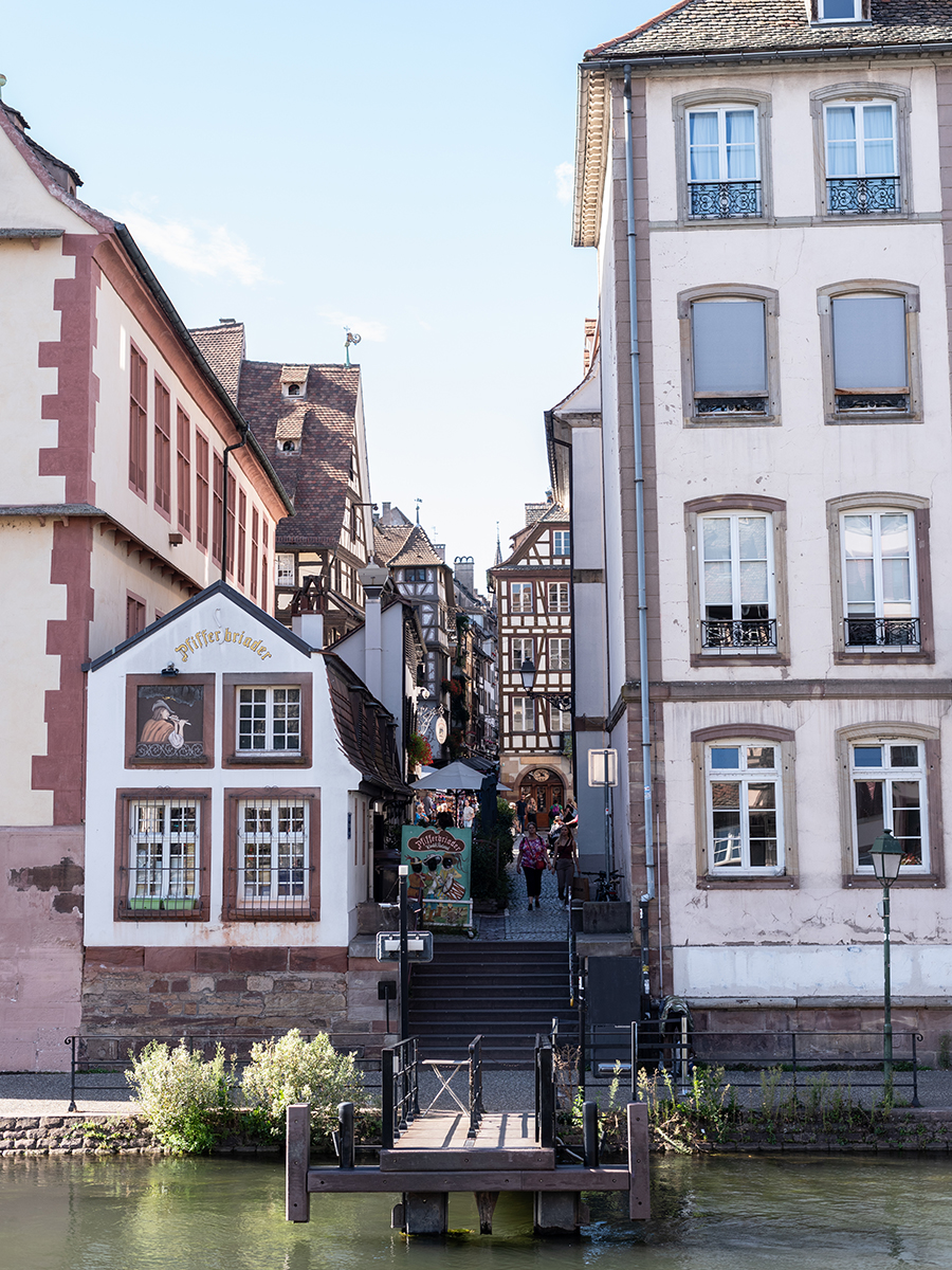 Eingang zum Viertel Petite France in Straßburg mit Wasserzugang und Fachwerkhäusern