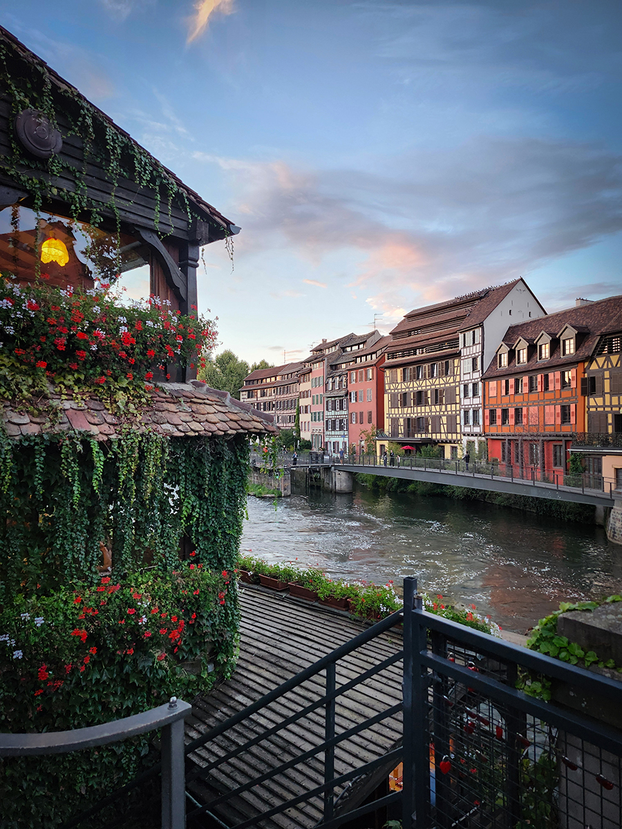 Blick auf das Viertel Petite France in Straßburg am Abend mit Fluss und Fachwerkhäusern