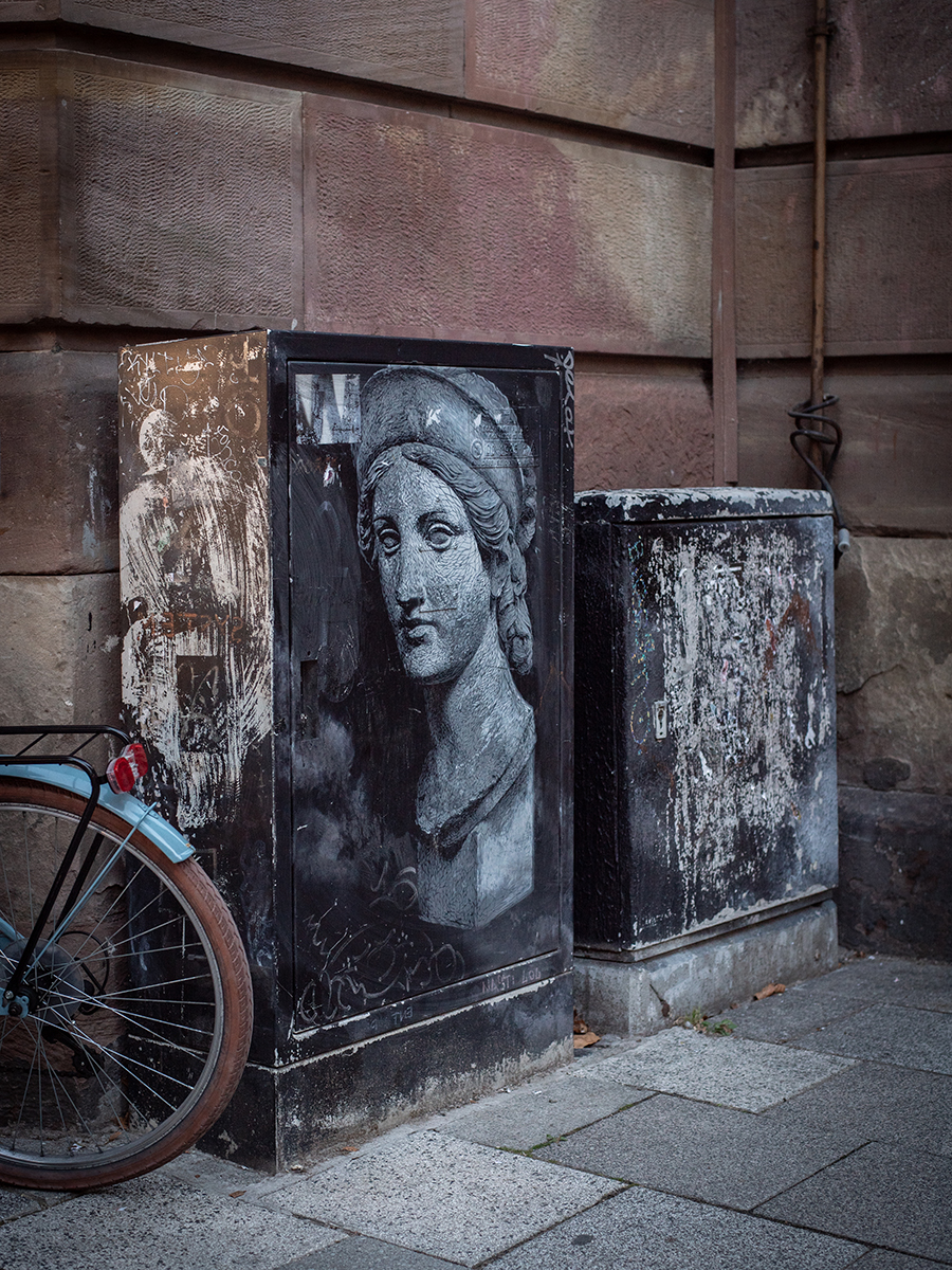 Straßburg Stromkasten bemalt mit klassischer Frauenbüste in Schwarz-Weiß