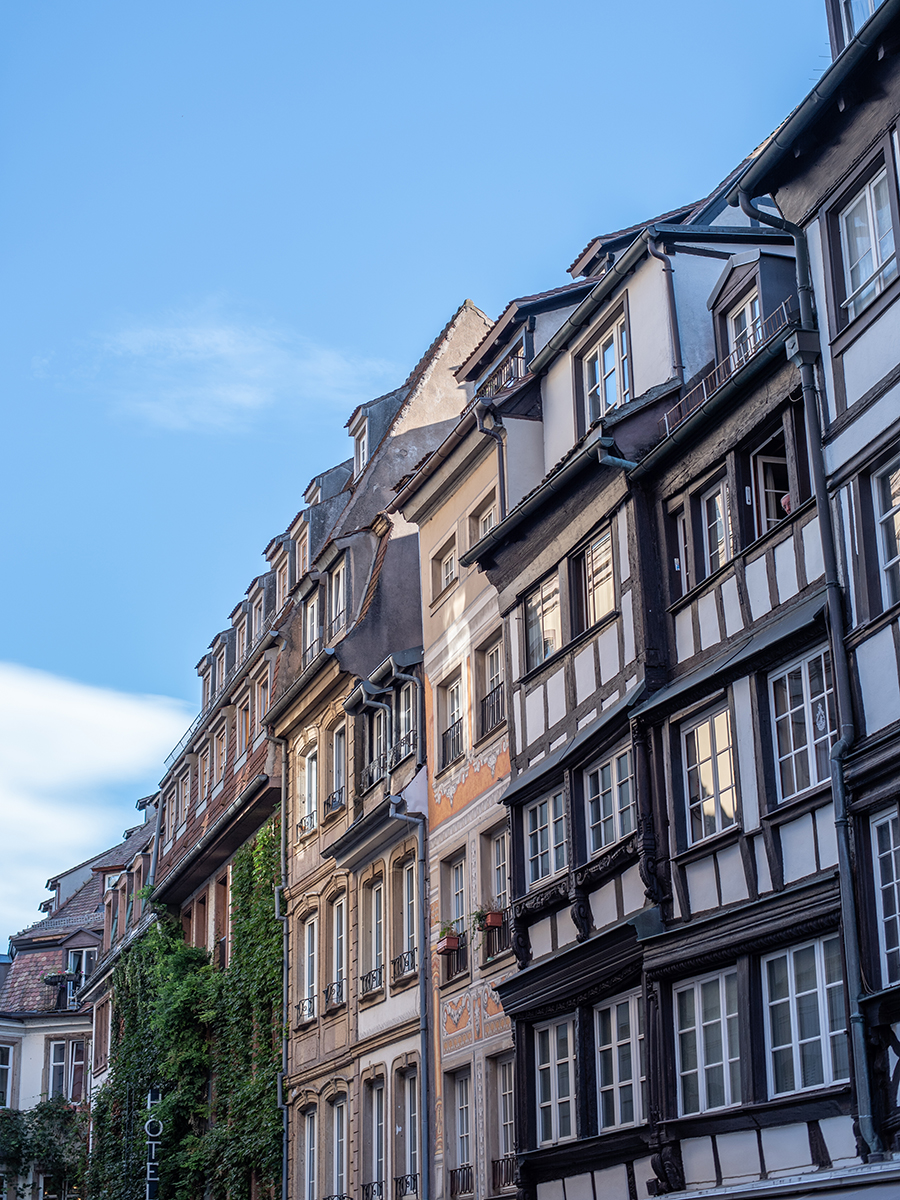 Historische Fachwerk- und Stadthäuser in Straßburg im Abendlicht