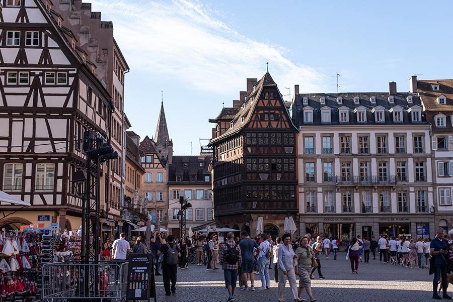 Münsterplatz in Straßburg mit Kammerzellhaus und belebter Atmosphäre