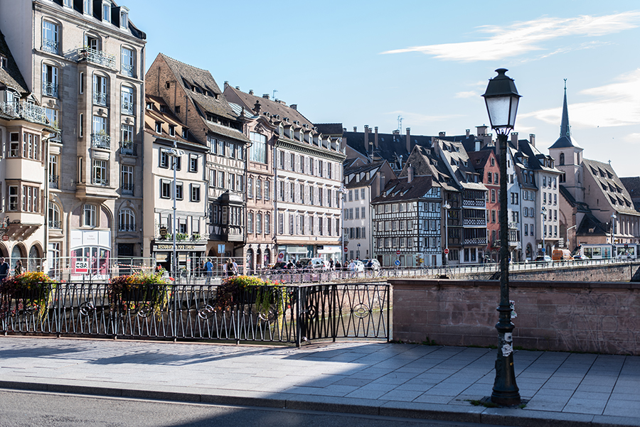 Blick auf die Straßburger Altstadt mit Fachwerkhäusern, Fluss und Laterne im Vordergrund
