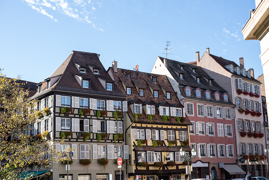 Historische Fachwerkhäuser in Straßburg mit bunten Blumenkästen an den Fenstern