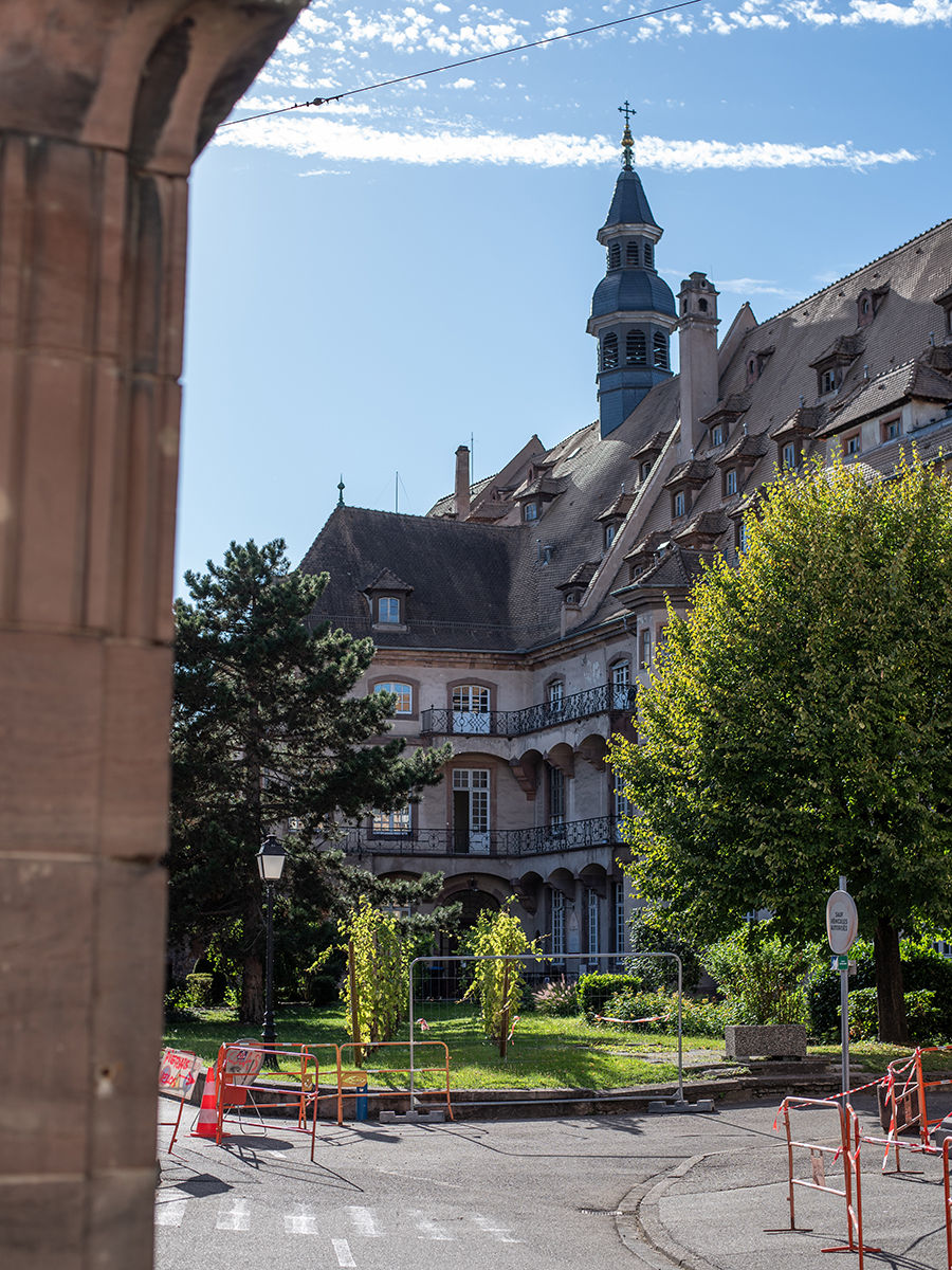Historische Gebäude und Kirchturm in Straßburg, gesehen von einer Seitenstraße