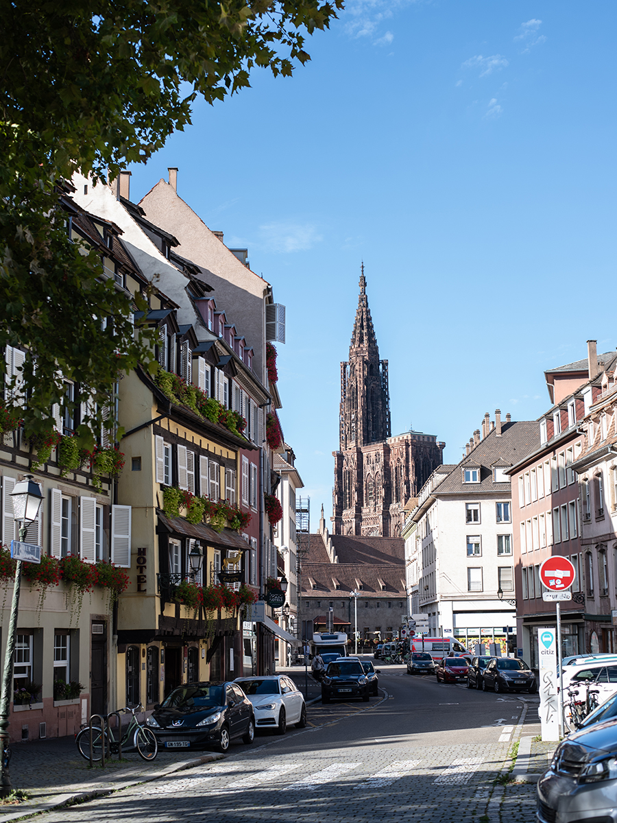 Blick durch eine Straßburger Altstadtstraße auf das Straßburger Münster