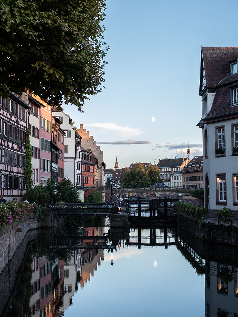 Fachwerkhäuser in Straßburg Petite France am Wasserkanal bei Abendlicht