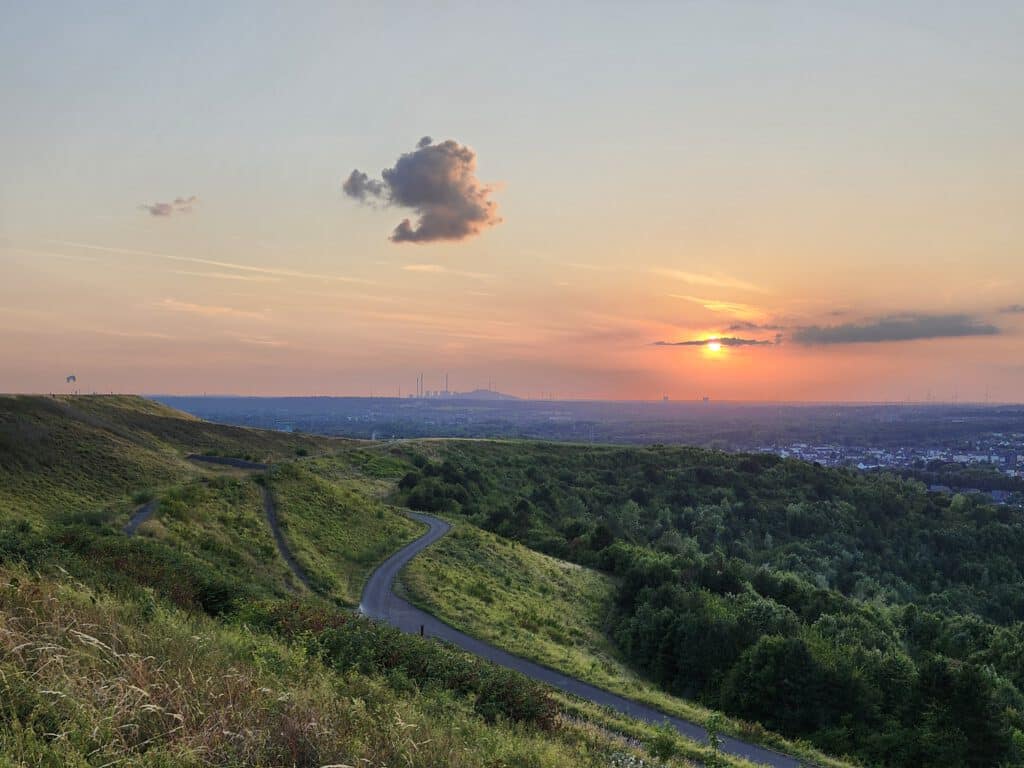 Sonnenuntergang auf der Halde Hoheward in Herten mit Blick über das Ruhrgebiet