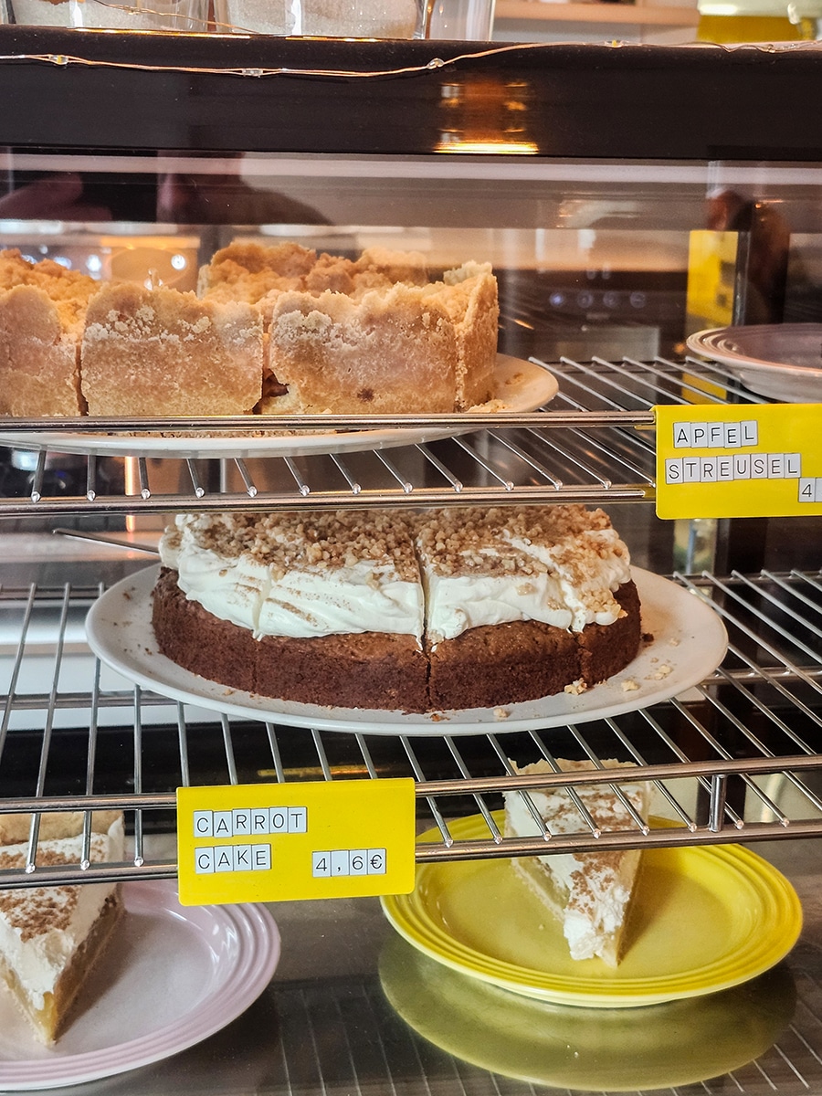 Vegane Kuchen in der Vitrine des Heinrichs in Paderborn