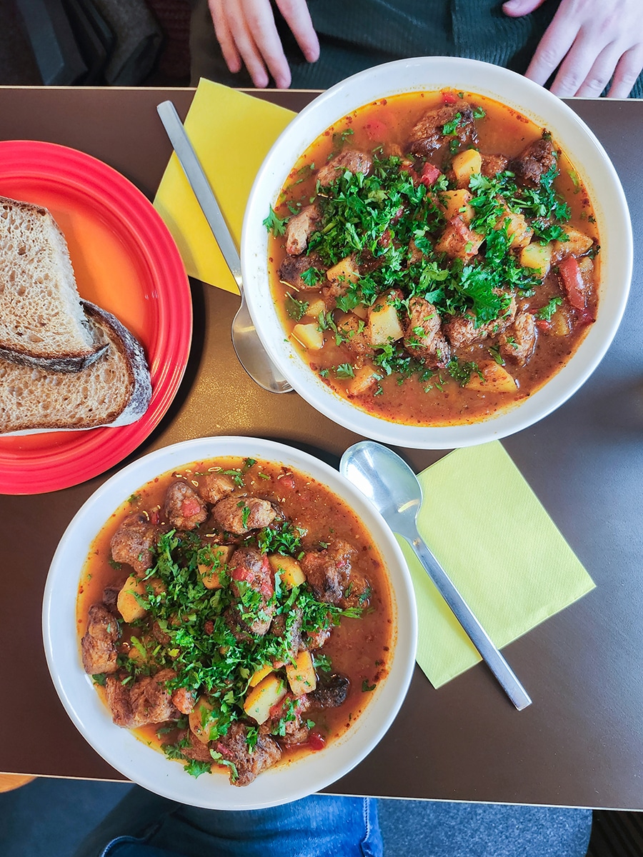 Veganes Gulasch im Heinrichs in Paderborn mit Kräutern, Beilage und Salat