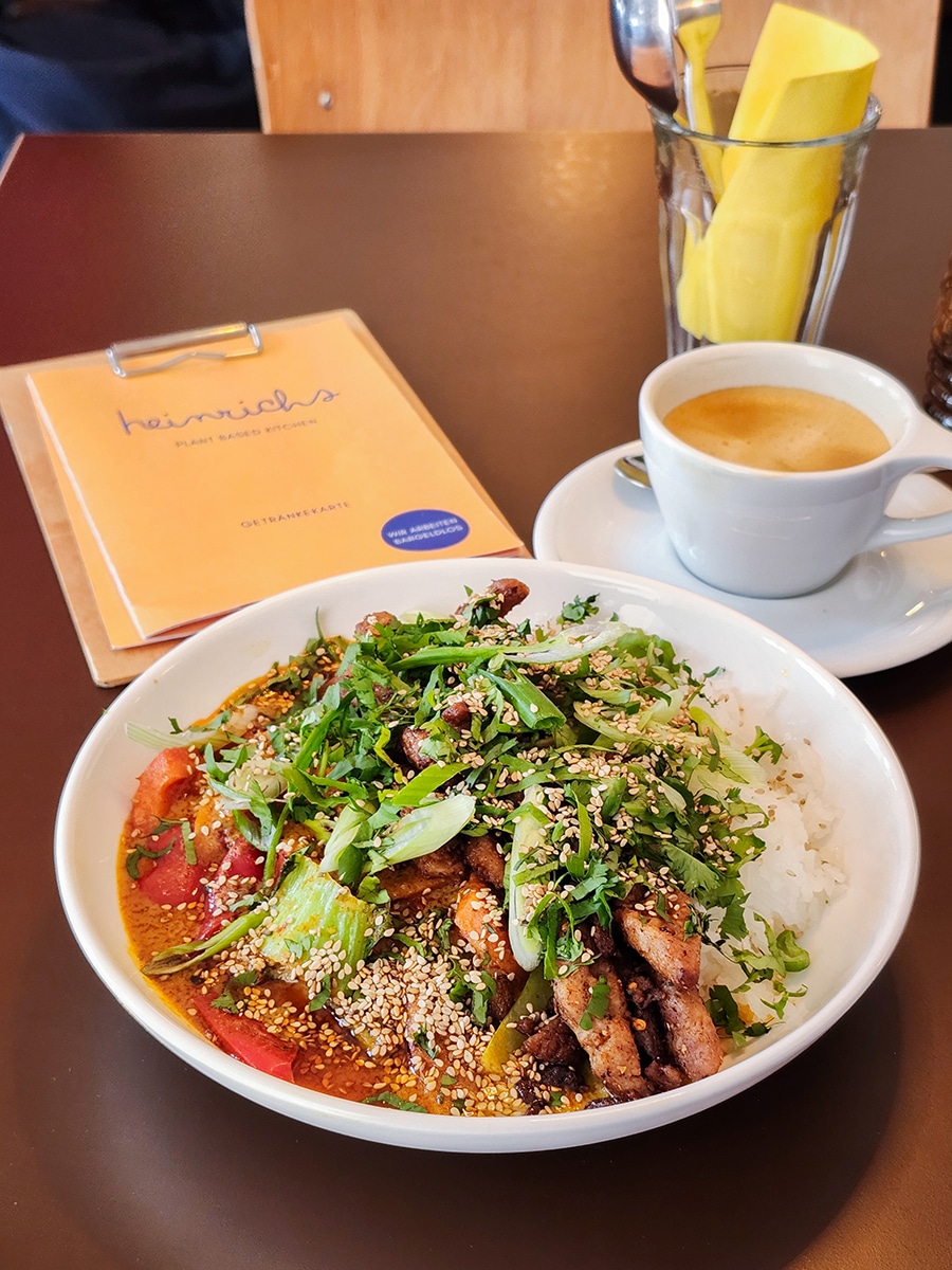 Veganes Gericht im Heinrichs in Paderborn mit Hummus, Rotkohlsalat, Gemüse, Kräutern und Focaccia