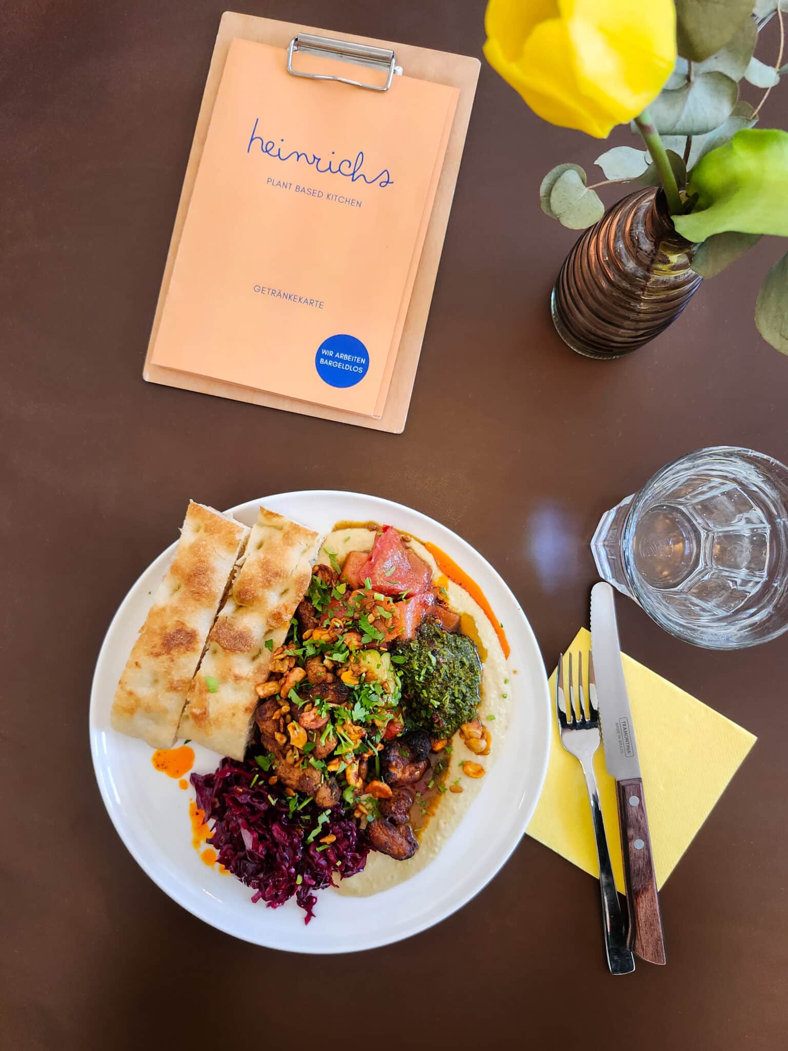 Veganes Gericht im Heinrichs in Paderborn mit Hummus, Antipastigemüse, Rotkohlsalat, Soja Chunks, Focaccia und Zhoug