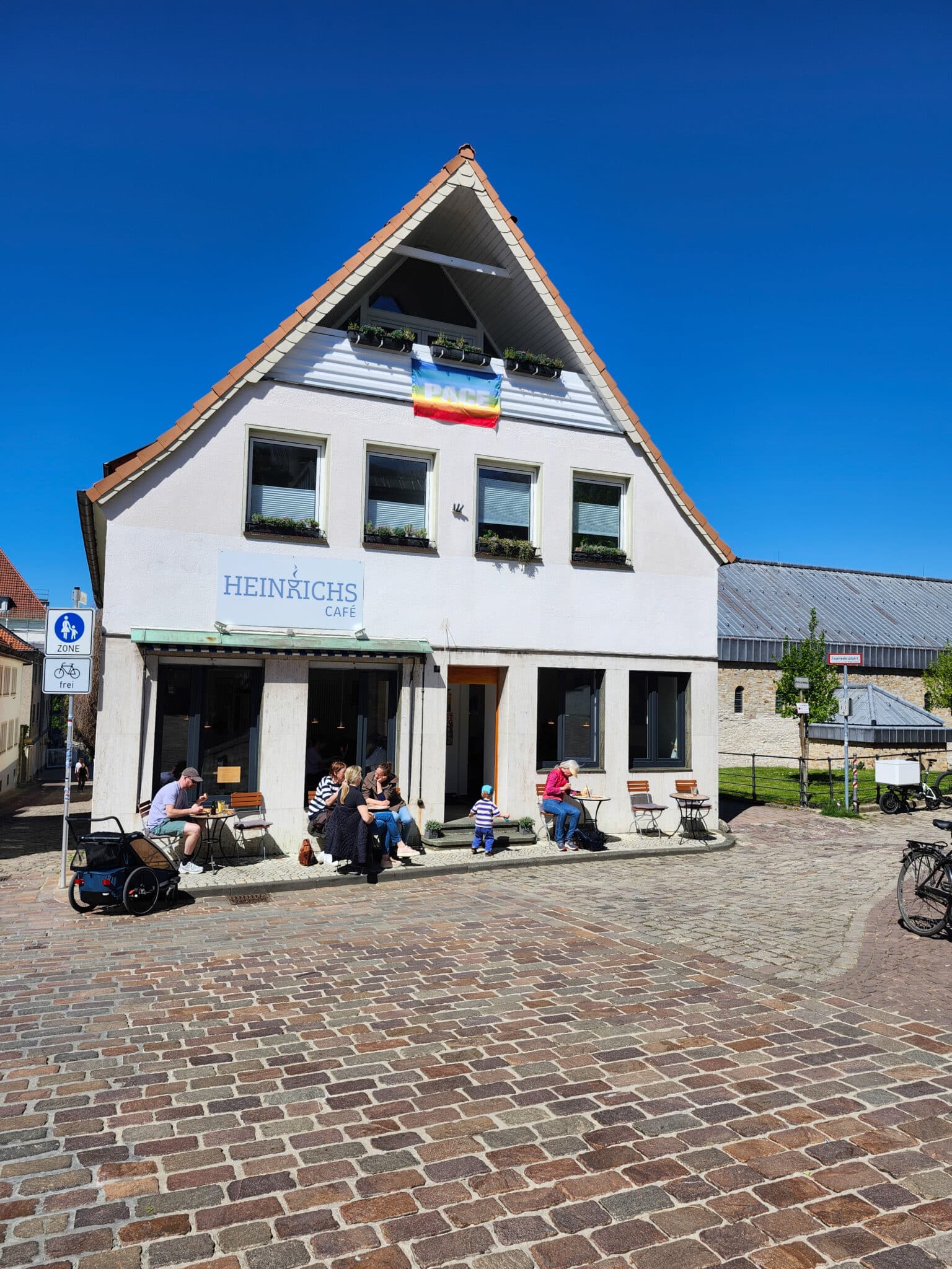 Außenansicht des veganen Cafés Heinrichs in Paderborn am Ikenberg 1