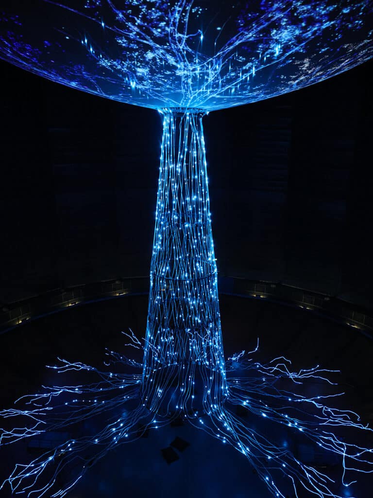 Blick auf die Lichtinstallation „Der Baum“ in der Ausstellung „Mythos Wald“ im Gasometer Oberhausen