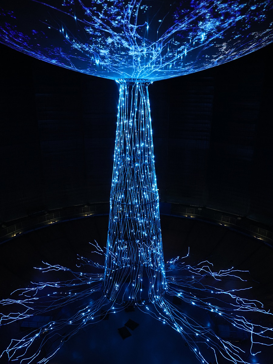 Blick auf die Lichtinstallation „Der Baum“ in der Ausstellung „Mythos Wald“ im Gasometer Oberhausen