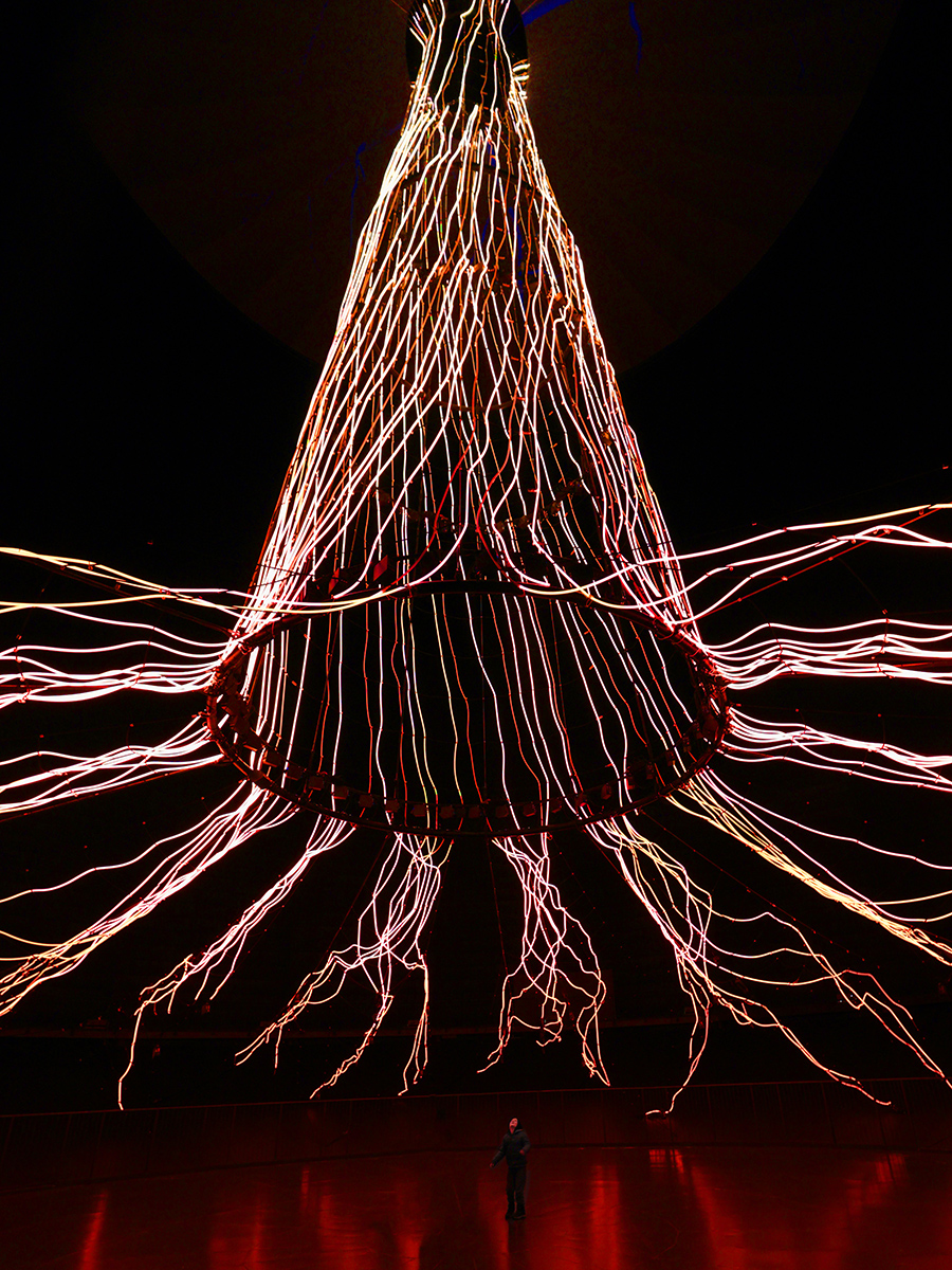 Blick auf die Lichtinstallation „Der Baum“ in der Ausstellung „Mythos Wald“ im Gasometer Oberhausen