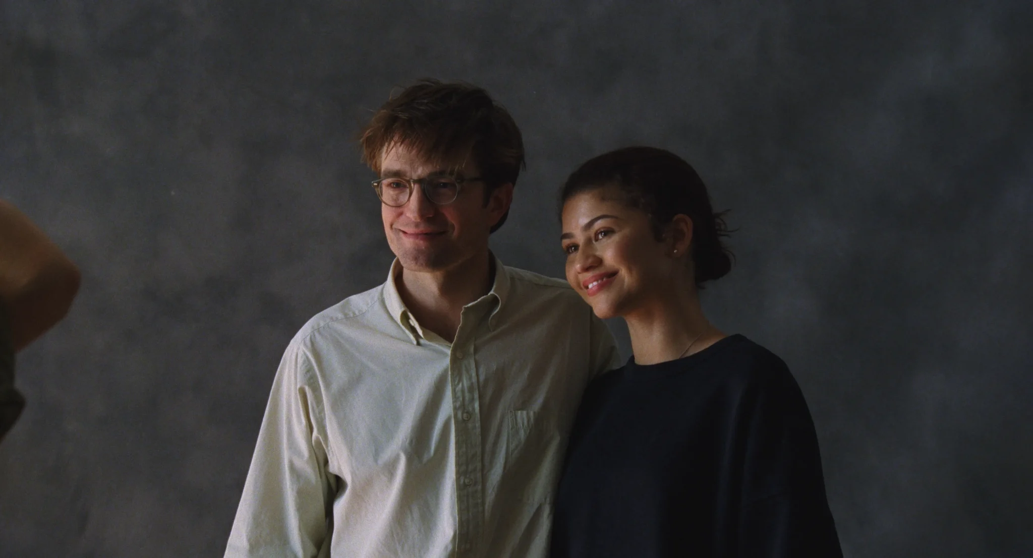Robert Pattinson und Zendaya stehen nebeneinander in einer Szene aus „The Drama“
