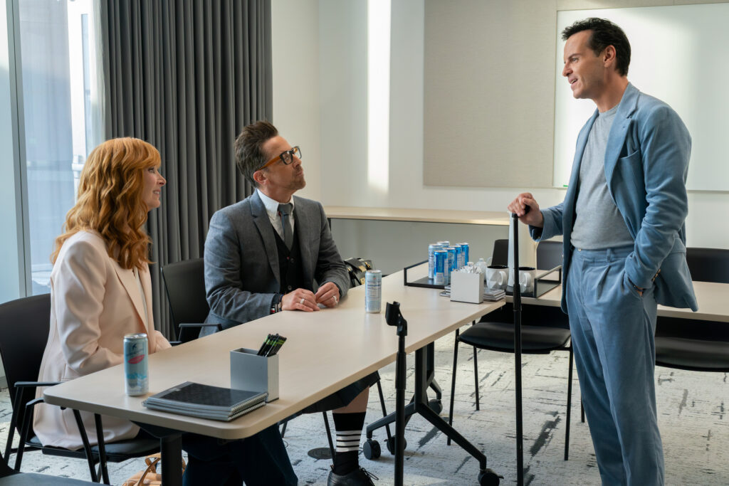 Lisa Kudrow, Dan Bucatinsky und Andrew Scott in einer Besprechungsszene aus der HBO-Serie The Comeback
