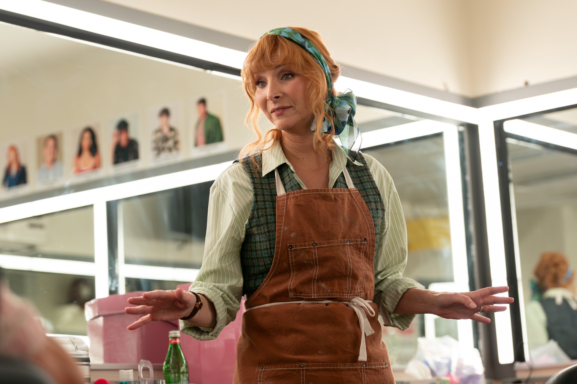 Lisa Kudrow als Valerie Cherish steht in einer Szene aus der HBO-Serie The Comeback in ihrer Garderobe