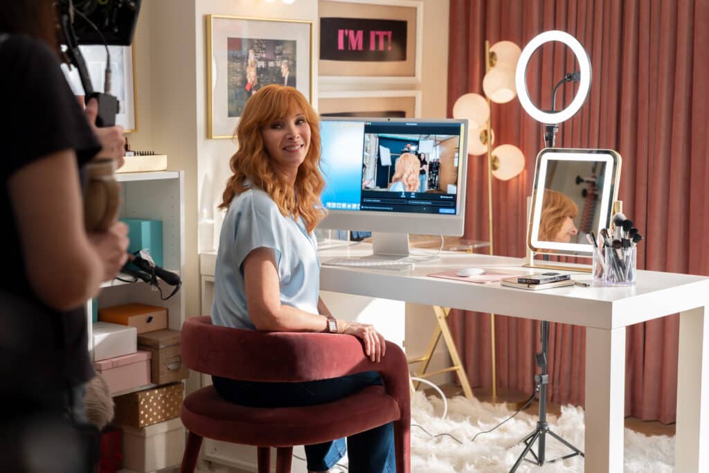 Valerie vor einem Schminktisch mit Spiegel und Kosmetik in einer Szene aus der HBO-Serie The Comeback