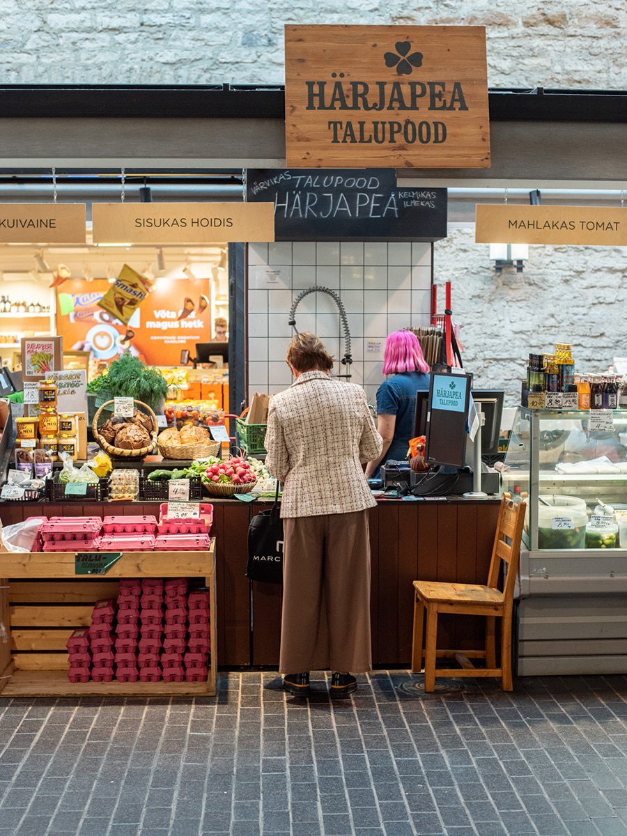 Verkaufsstand mit Lebensmitteln im Balti Jaama Turg in Tallinn