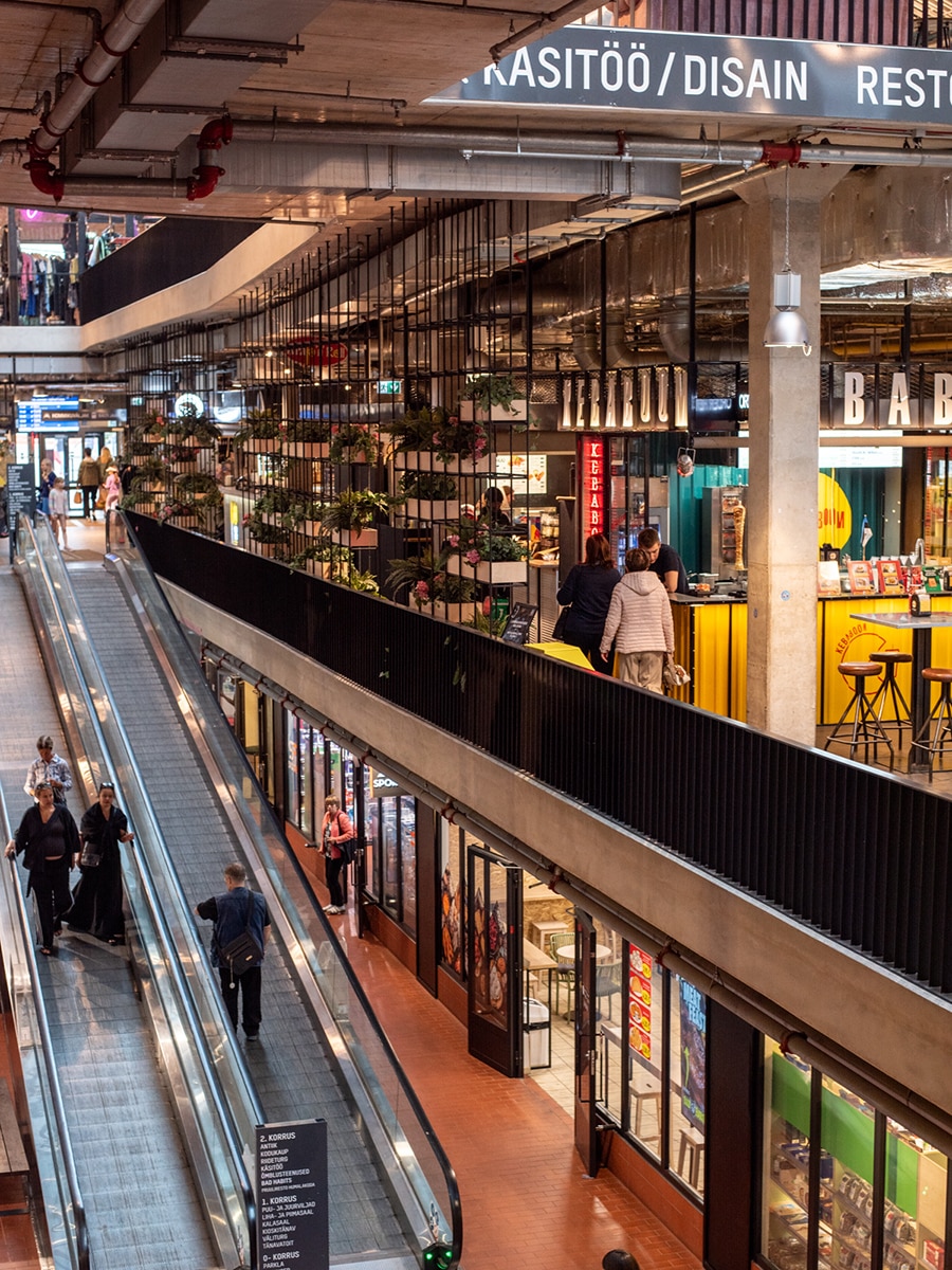 Blick von der oberen Etage in das Innere des Balti Jaama Turg mit Marktständen und Rolltreppe