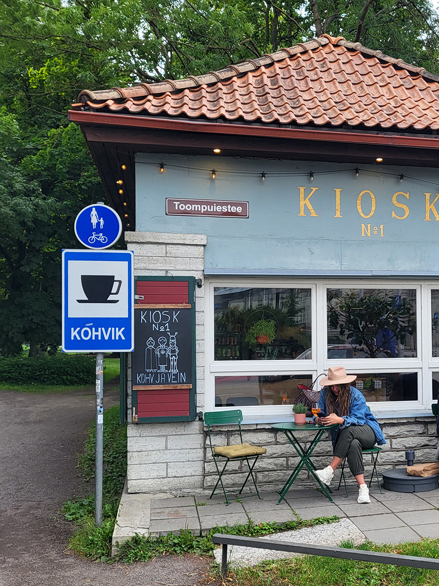 Außenansicht des Kiosk No. 1 in Tallinn mit Sitzplatz vor dem Gebäude