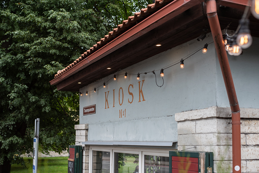 Außenansicht des Kiosk No. 1 in Tallinn mit weißer Fassade und rotem Dach