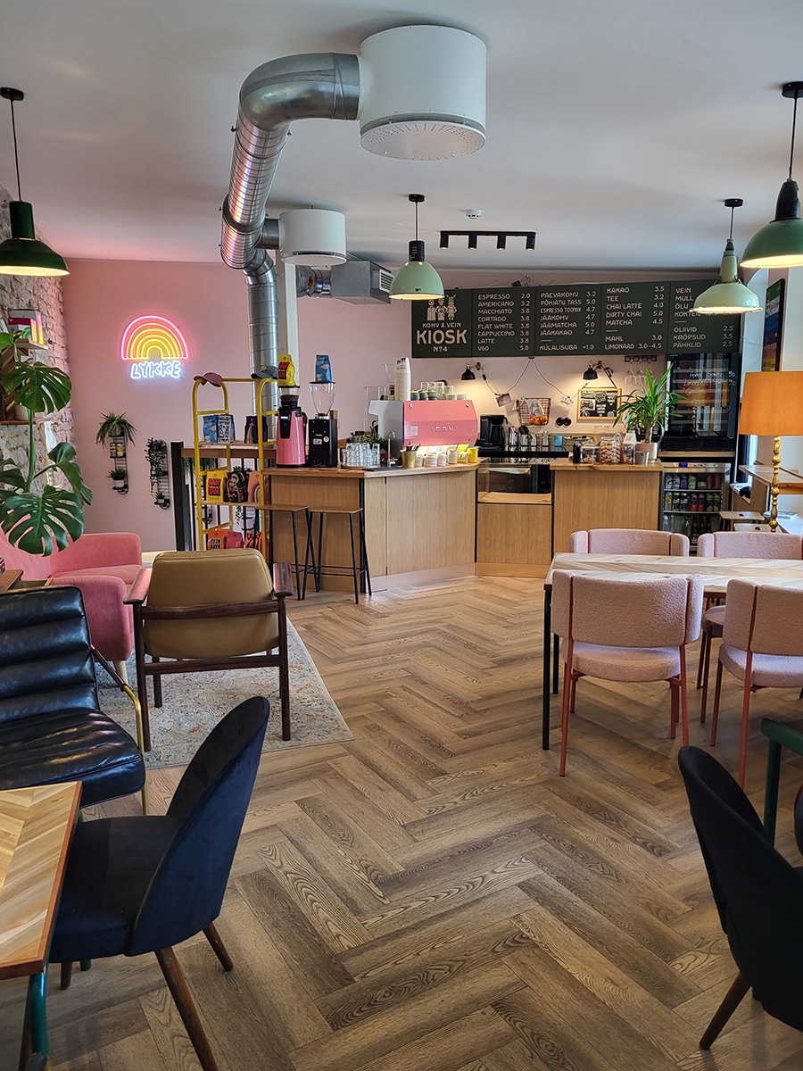 Innenraum des Kiosk No. 4 in Tallinn mit Sitzplätzen und Kaffeetheke