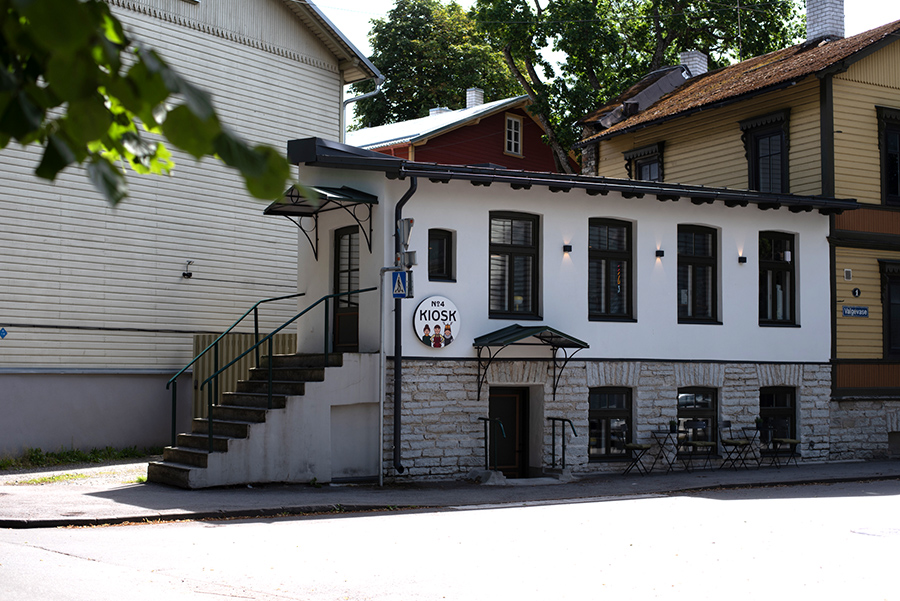 Außenansicht des Kiosk No. 4 in Tallinn in einem weißen historischen Gebäude mit Außentreppe