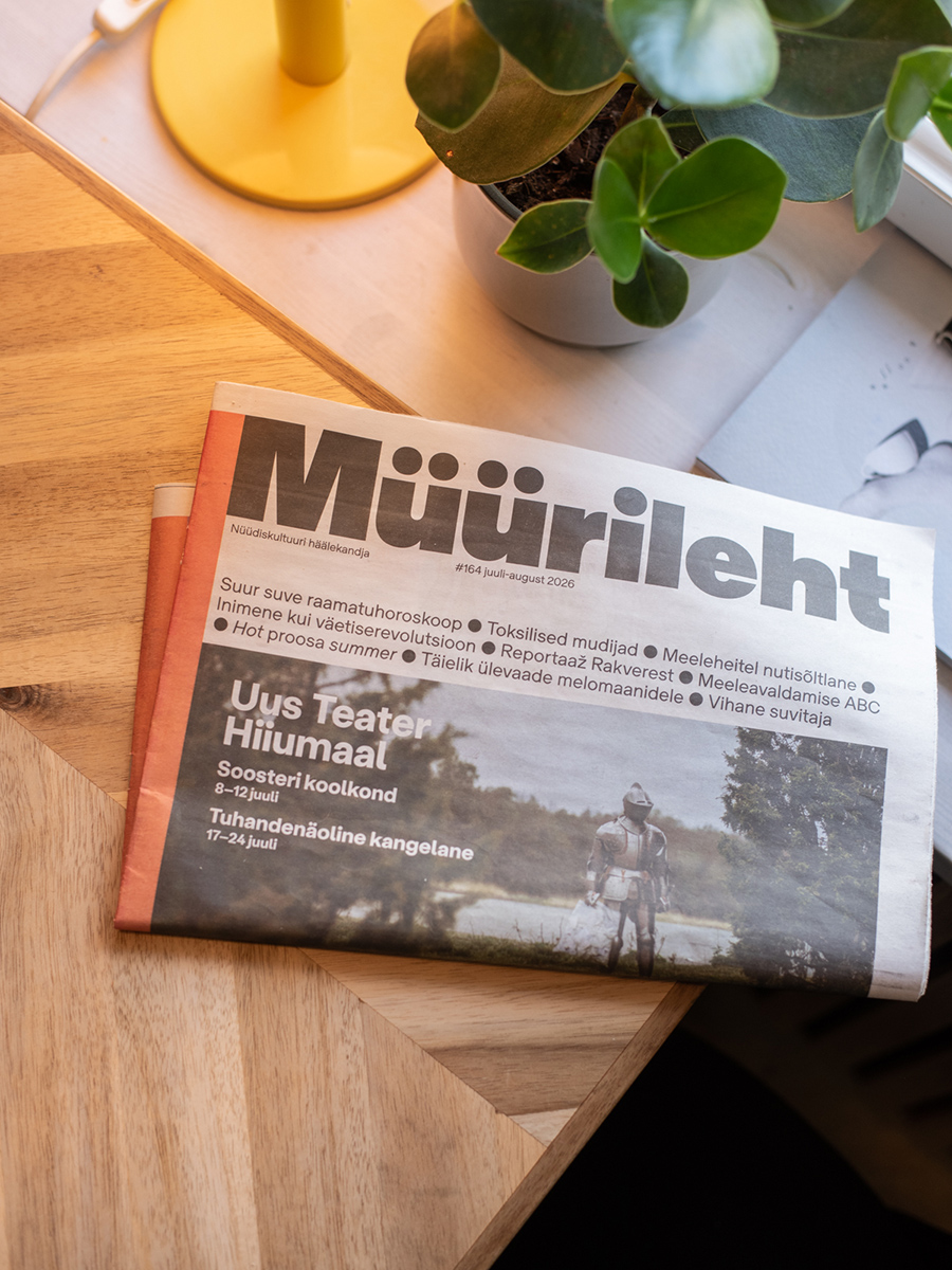 Ausgabe der estnischen Kulturzeitung Müürileht auf einem Tisch im Kiosk No. 4 in Tallinn