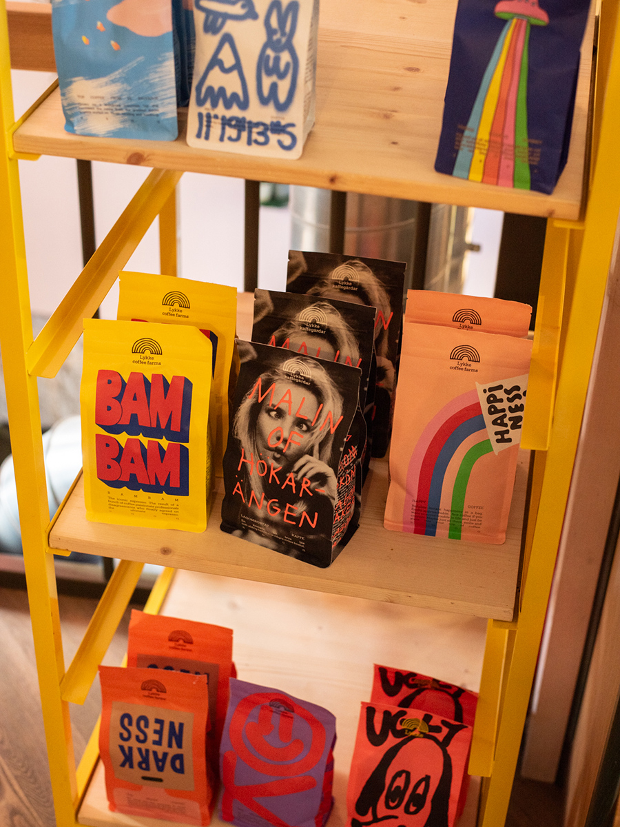 Buntes Zeitschriften- und Bücherregal im Kiosk No. 4 in Tallinn