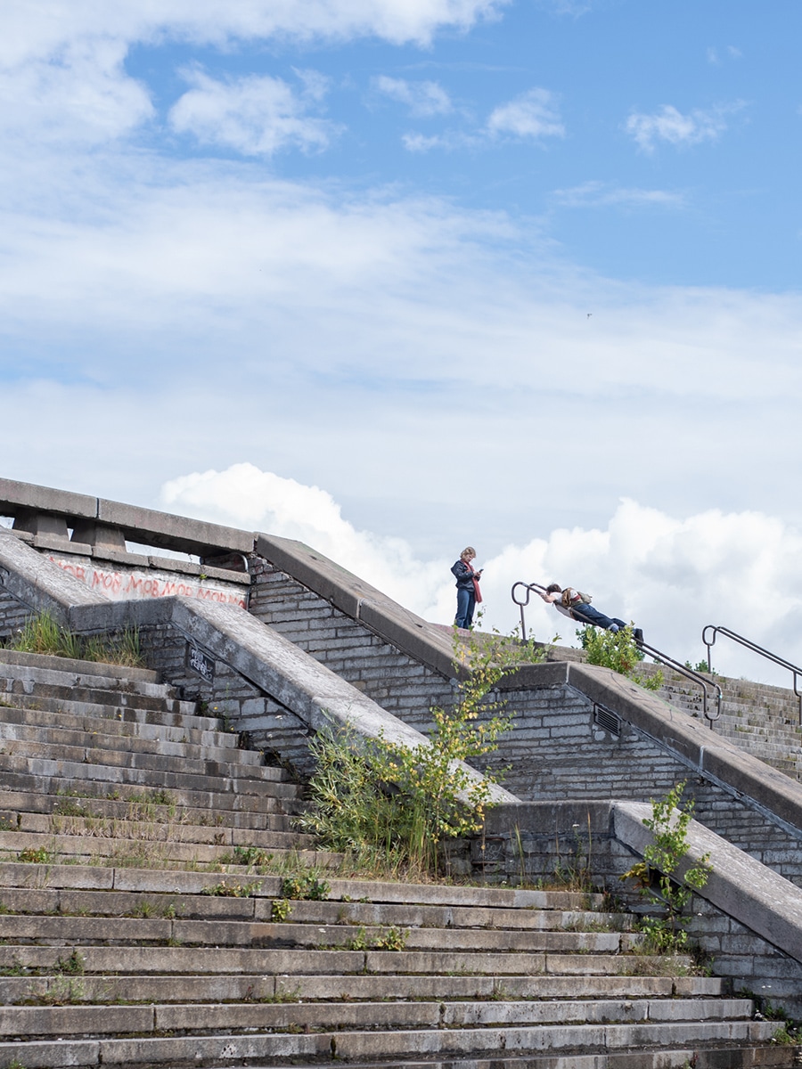 Verwitterte Betontreppen und Rampen der Linnahall in Tallinn unter blauem Himmel