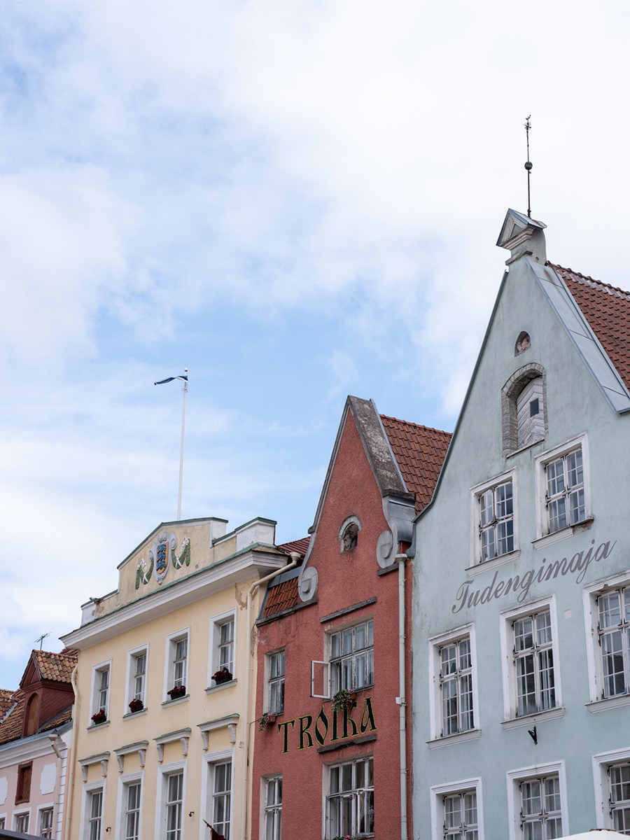 Historische Giebelhäuser in der Altstadt von Tallinn vor blauem Himmel