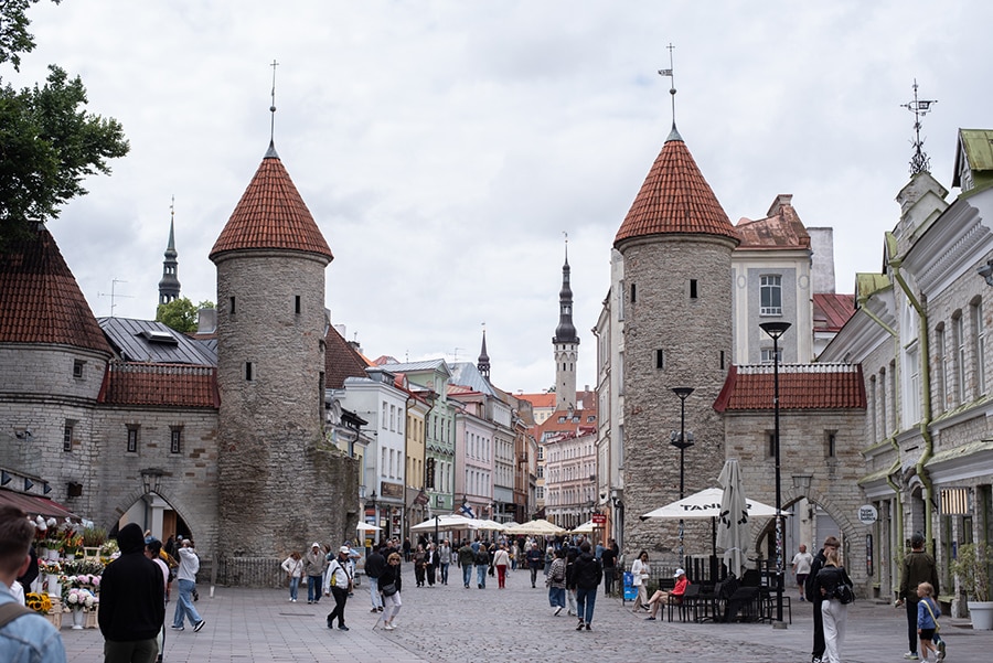 Viru-Tor mit seinen beiden Wehrtürmen am Eingang zur Altstadt von Tallinn