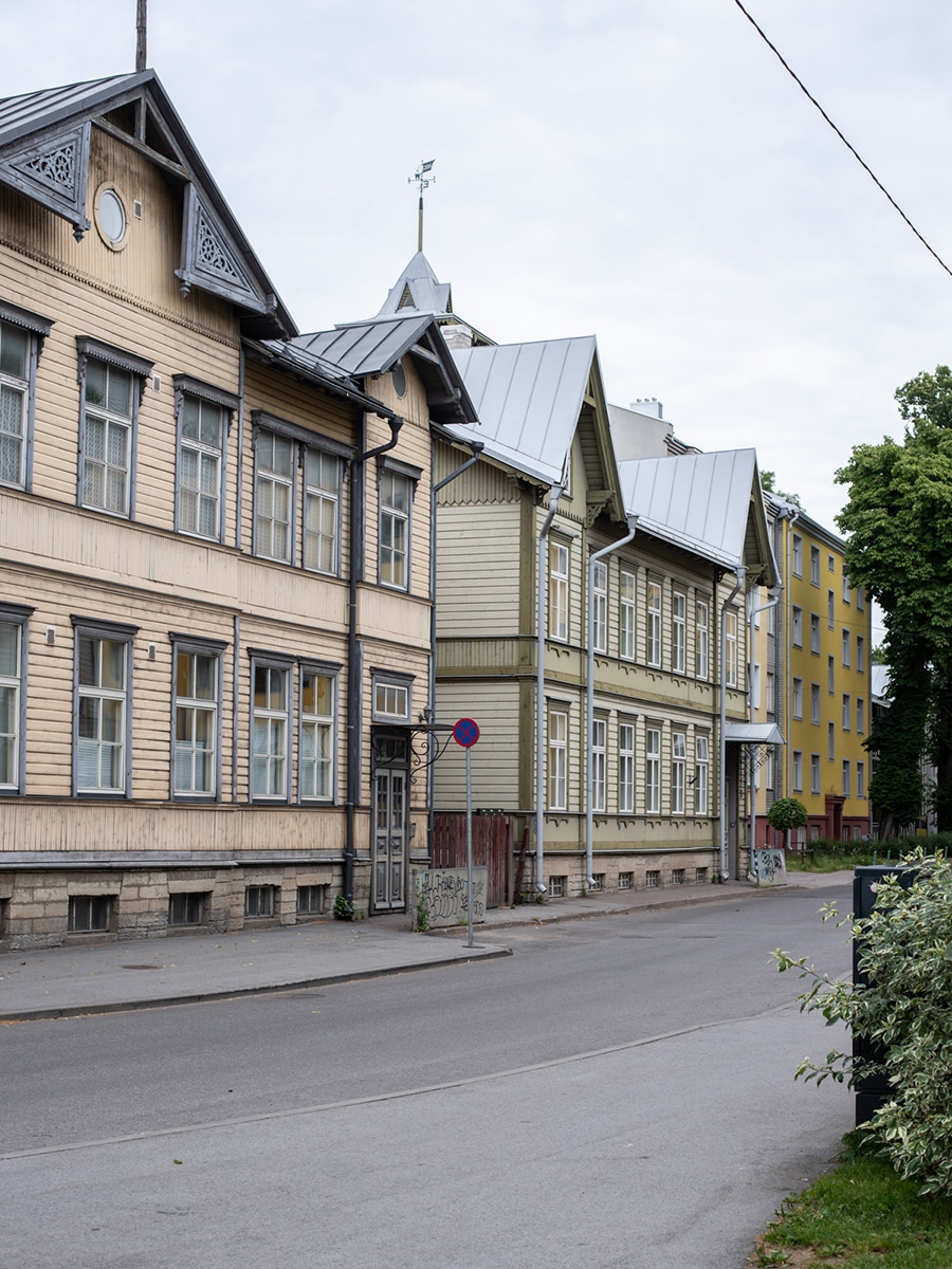 Historische Holzhäuser an einer ruhigen Straße im Tallinner Stadtteil Kalamaja